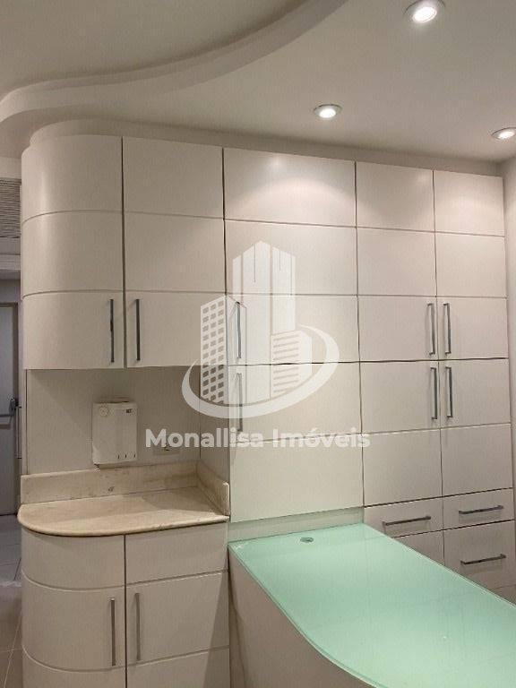 Copa da sala comercial no Le Monde Office, com armários brancos, bancada de granito e tampo de vidro