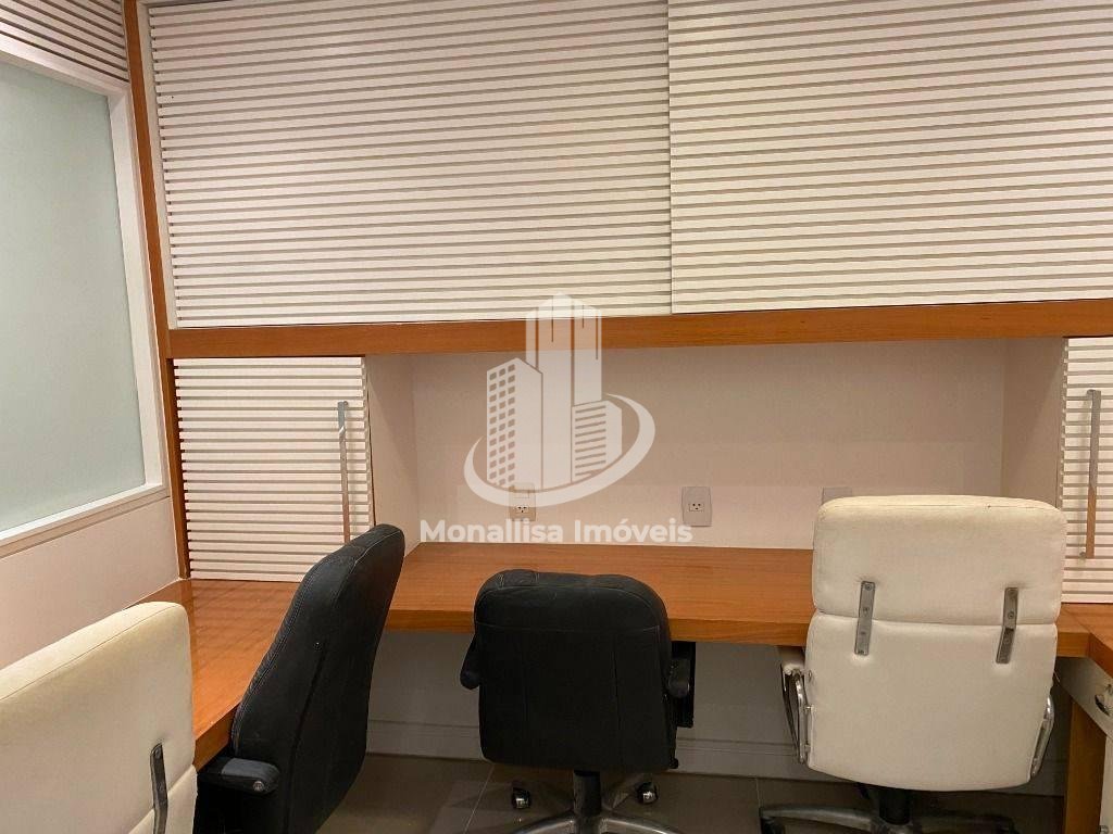Outro ângulo das estações de trabalho da sala comercial no Le Monde Office, com mesas de madeira e cadeiras