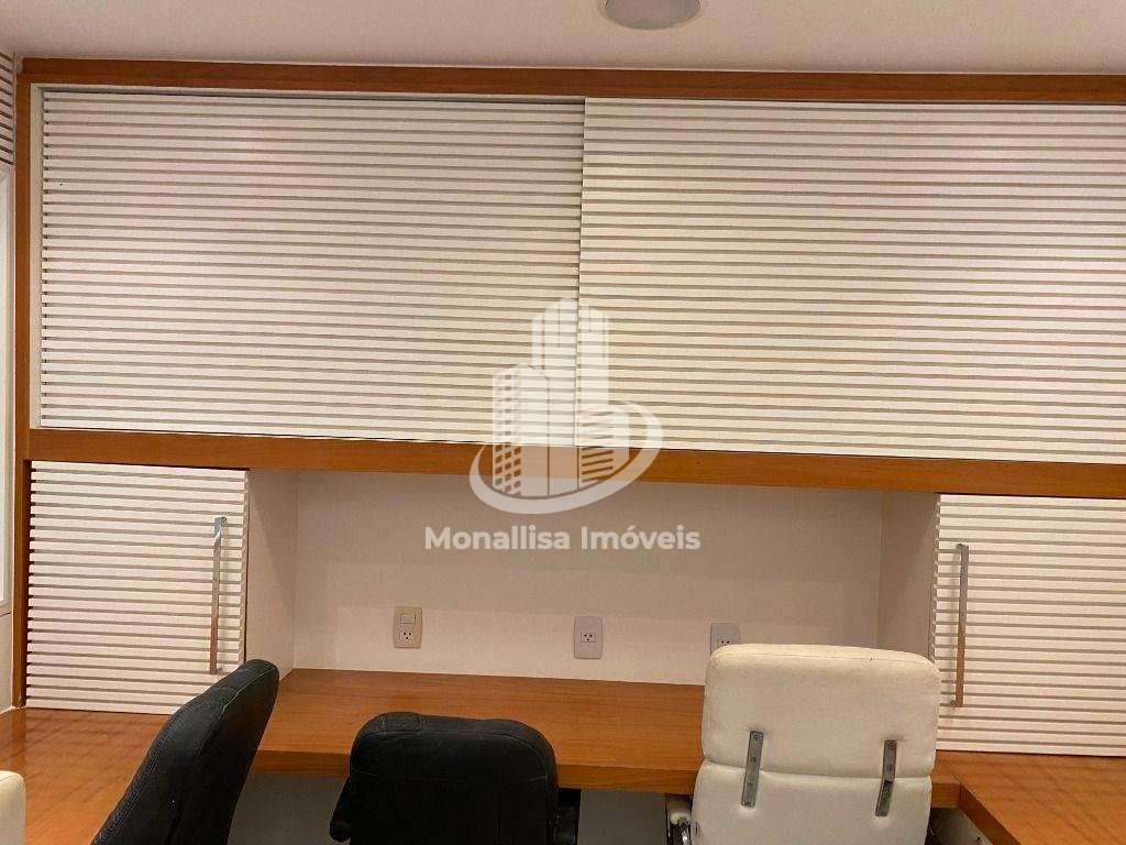 Estações de trabalho da sala comercial no Le Monde Office, com mesas de madeira, cadeiras e armários ripados brancos