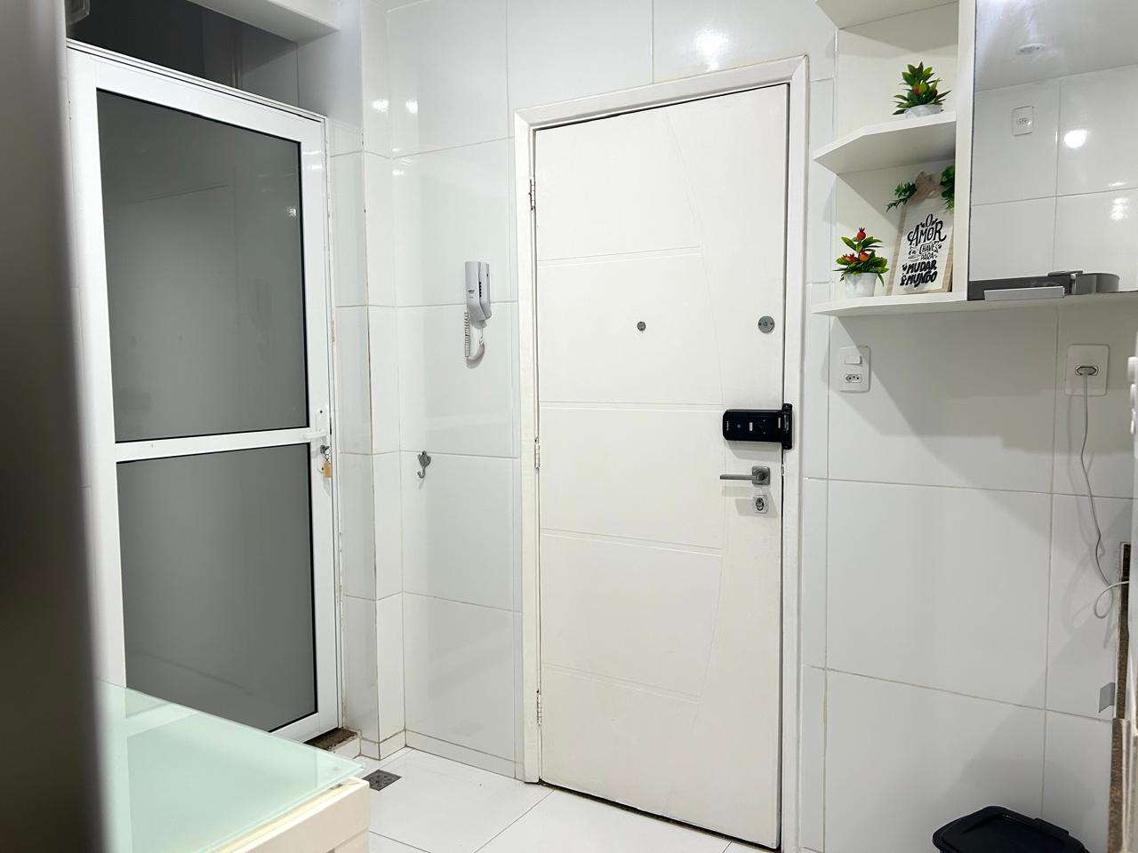 Entrada do apartamento em Ipanema, com porta de fechadura digital e interfone